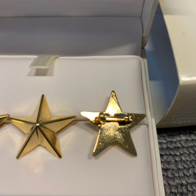 GIVENCHY(ジバンシィ)のGIVENCHY STAR PINS 3個セット Gold リカルドティッシ期 メンズのファッション小物(その他)の商品写真