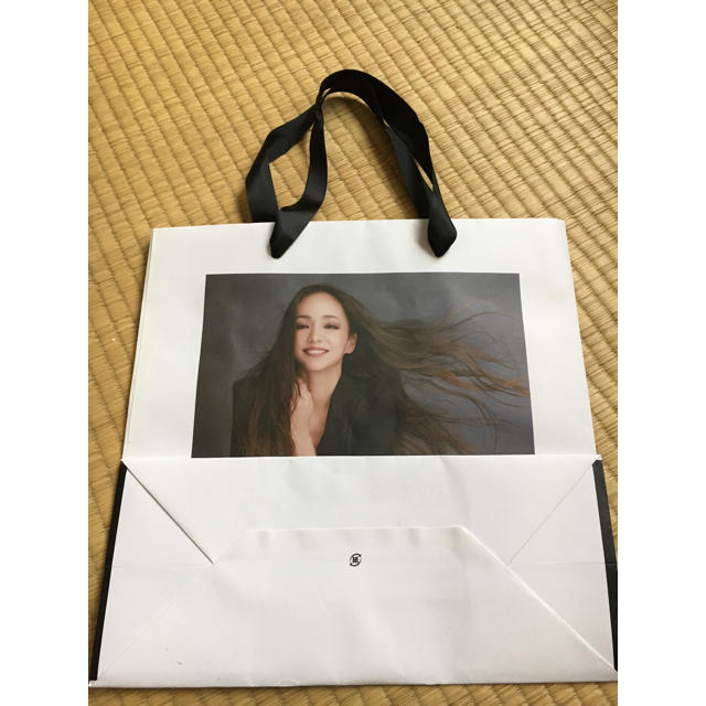 【最終値下げ】安室奈美恵　紙袋 レディースのバッグ(ショップ袋)の商品写真