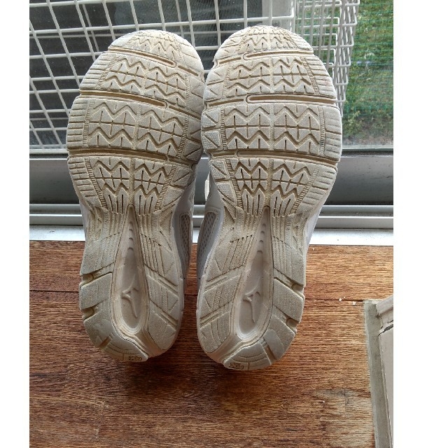 MIZUNO(ミズノ)の【送料込み】ミズノ23.5cm☆通学靴　白 メンズの靴/シューズ(スニーカー)の商品写真