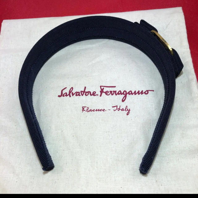 Salvatore Ferragamo(サルヴァトーレフェラガモ)のフェラガモ ヴァラ リボン カチューシャヘアバンド 髪留め 髪飾り イタリア製 レディースのヘアアクセサリー(カチューシャ)の商品写真