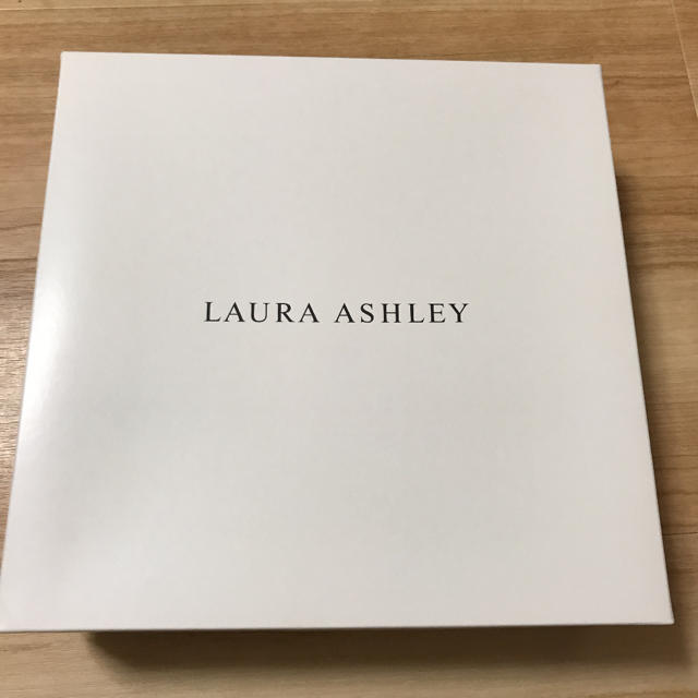 LAURA ASHLEY(ローラアシュレイ)の3月末までの出品です！ローラアシュレイ　ゲストタオル　2枚セット インテリア/住まい/日用品の日用品/生活雑貨/旅行(タオル/バス用品)の商品写真