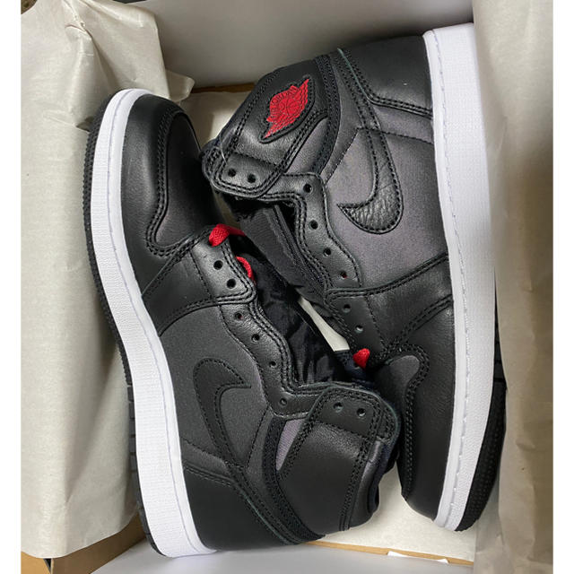 NIKE(ナイキ)のJORDAN1 RETRO HIGH OG BLACK satin GYMRED レディースの靴/シューズ(スニーカー)の商品写真