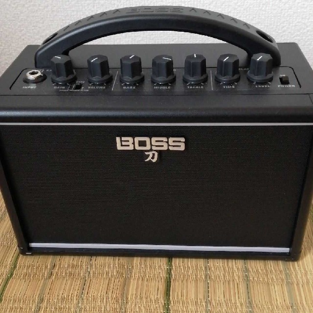 BOSS(ボス)のBOSS KATANA MINI ギターアンプ ACアダプターセット 楽器のギター(ギターアンプ)の商品写真