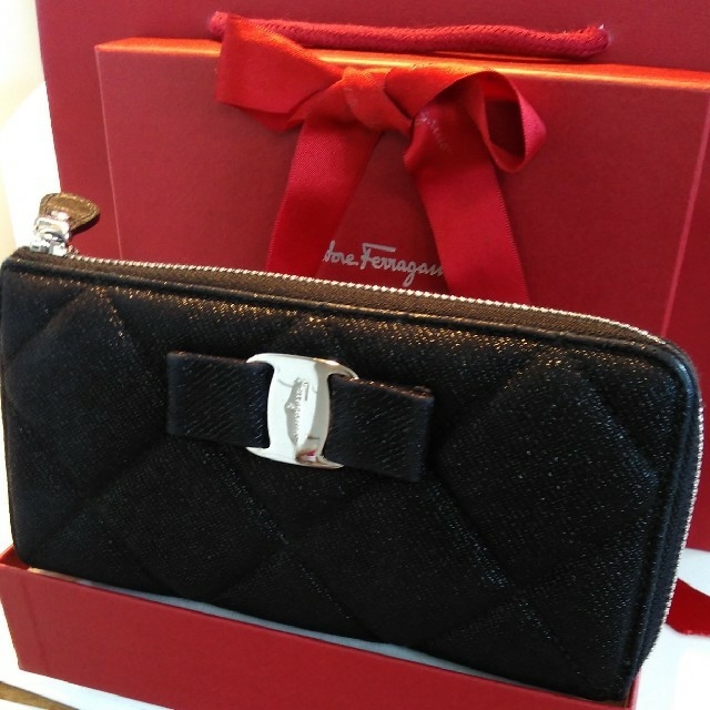 Ferragamo(フェラガモ)のまいぽん様専用正規Salvatore Ferragamoヴァラ長財布 レディースのファッション小物(財布)の商品写真