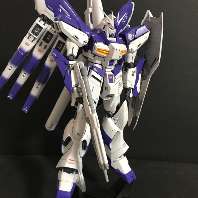 BANDAI(バンダイ)のガンダムプラモデル完成品Hiニューガンダム エンタメ/ホビーのおもちゃ/ぬいぐるみ(プラモデル)の商品写真