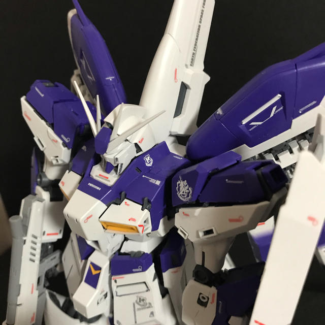 BANDAI(バンダイ)のガンダムプラモデル完成品Hiニューガンダム エンタメ/ホビーのおもちゃ/ぬいぐるみ(プラモデル)の商品写真