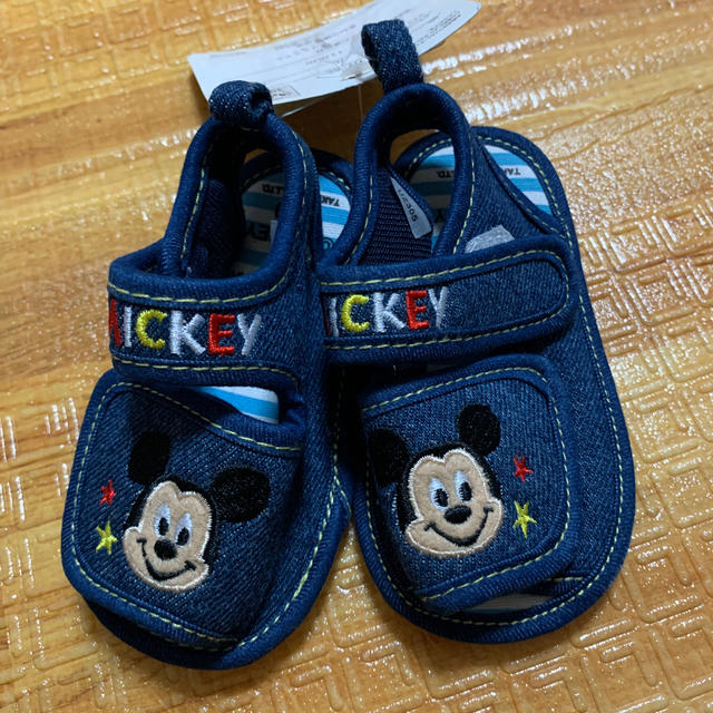 Disney(ディズニー)のmickeyサンダル１３センチと恐竜光るスニーカー17センチ キッズ/ベビー/マタニティのベビー靴/シューズ(~14cm)(サンダル)の商品写真