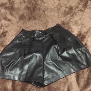 エイチアンドエム(H&M)のh&mレザーショーパン(ショートパンツ)