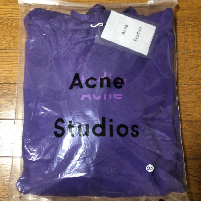 ACNE(アクネ)のacne studios ロゴフーディー パープル メンズのトップス(パーカー)の商品写真