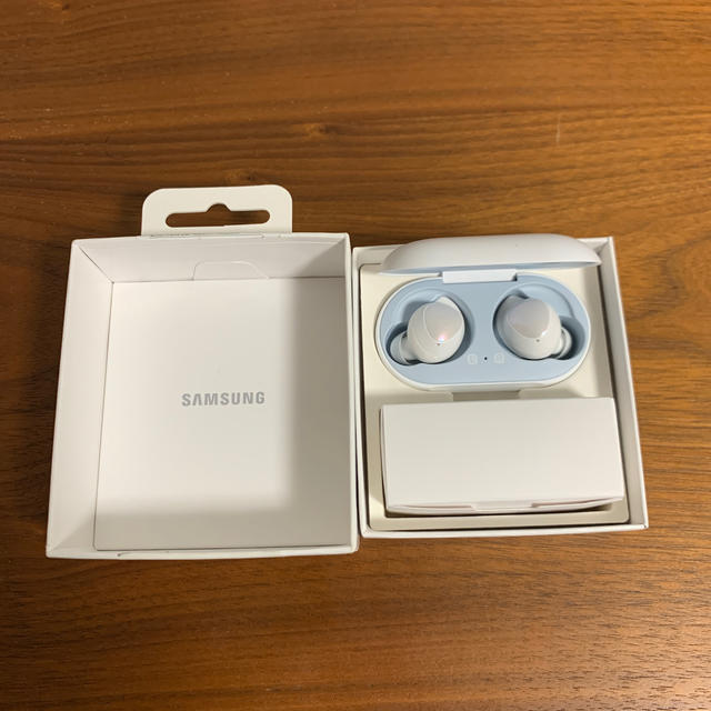 SAMSUNG(サムスン)の【極美品】Galaxy buds SM-R170 SILVER スマホ/家電/カメラのオーディオ機器(ヘッドフォン/イヤフォン)の商品写真