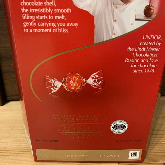 Lindt(リンツ)のリンツ　リンドール　ミルク 食品/飲料/酒の食品(菓子/デザート)の商品写真