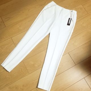 フォクシー(FOXEY)の★新品タグ付き★フォクシー　ホワイトパンツ(カジュアルパンツ)