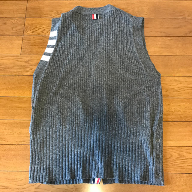 THOM BROWNE(トムブラウン)のTHOM BROWN メンズ　ベスト メンズのトップス(ベスト)の商品写真