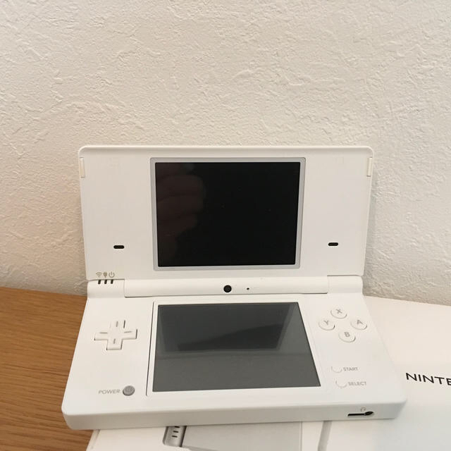 ニンテンドーDS(ニンテンドーDS)のNINTENDO DSi ホワイト エンタメ/ホビーのゲームソフト/ゲーム機本体(携帯用ゲーム機本体)の商品写真