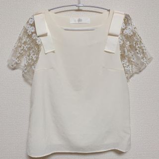 トッコ(tocco)のtocco closet 袖透けフラワーテクスチャー肩りぼんブラウス (シャツ/ブラウス(半袖/袖なし))