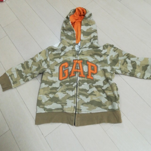GAP Kids(ギャップキッズ)のGAP　迷彩ジップアップパーカー キッズ/ベビー/マタニティのキッズ服男の子用(90cm~)(Tシャツ/カットソー)の商品写真