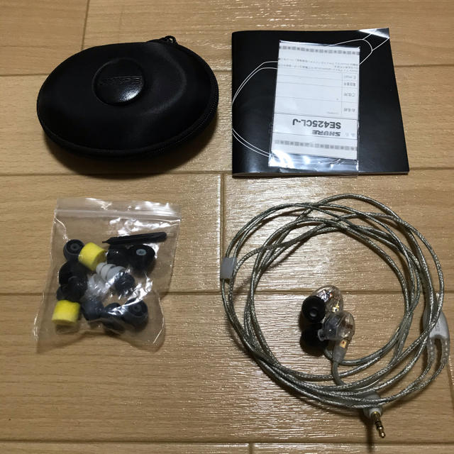 SHURE SE425 高音質イヤホン スマホ/家電/カメラのオーディオ機器(ヘッドフォン/イヤフォン)の商品写真