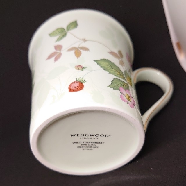 WEDGWOOD(ウェッジウッド)の【値下げ中:ウェッジウッド】wild strawberry マグカップ インテリア/住まい/日用品のキッチン/食器(グラス/カップ)の商品写真