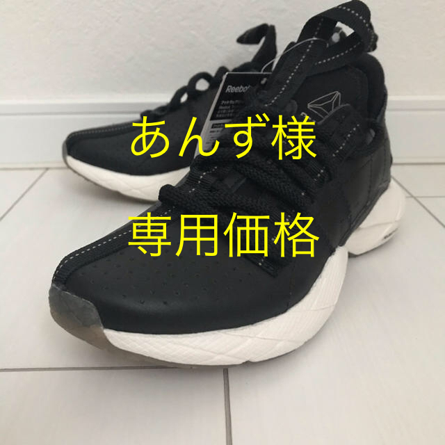 Reebok(リーボック)のリーボック　新品　スニーカー　22㎝　emmi adidas NIKE レディースの靴/シューズ(スニーカー)の商品写真