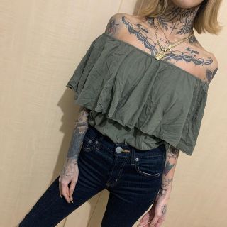 マウジー(moussy)のMOUSSY カーキオフショルトップス(カットソー(半袖/袖なし))