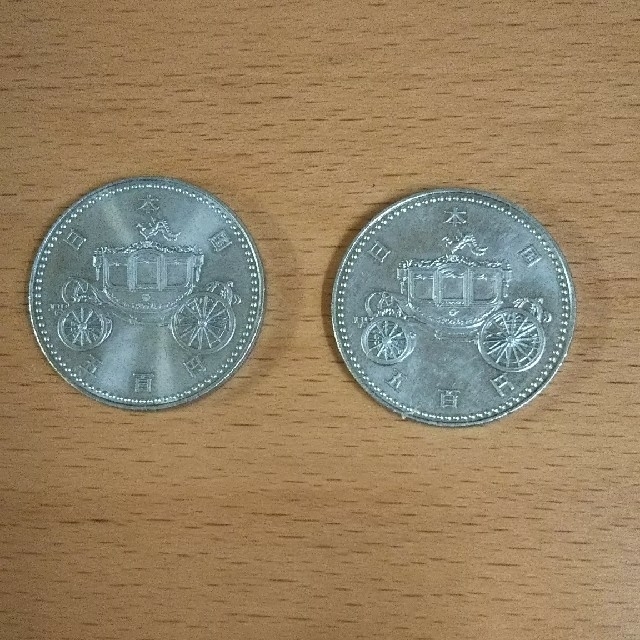 平成二年 御即位記念 500円記念硬貨 二枚セット エンタメ/ホビーの美術品/アンティーク(貨幣)の商品写真