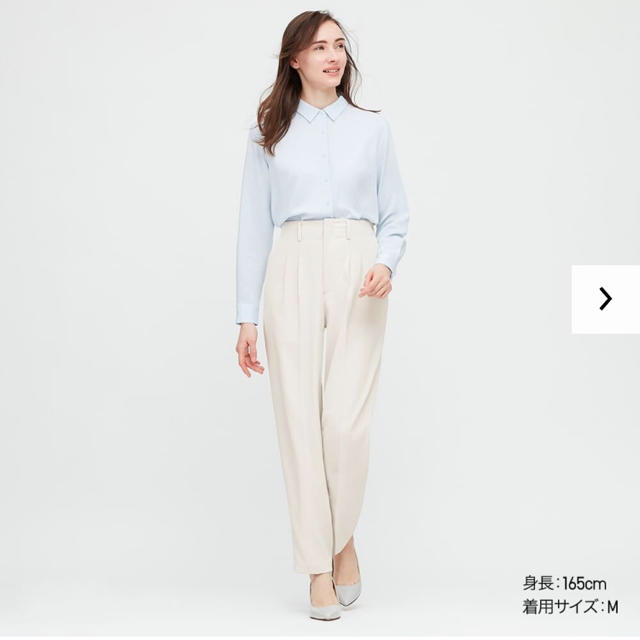 UNIQLO(ユニクロ)のドレープリラックステーパードアンクルパンツ　M レディースのパンツ(カジュアルパンツ)の商品写真