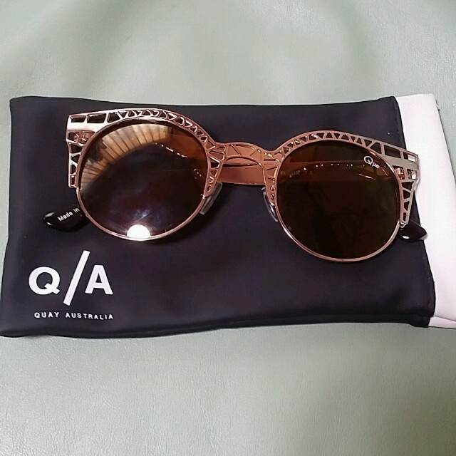 Quay Eyeware Australia(クエイアイウェアオーストラリア)のQUAY AUSTRALIAサングラス レディースのファッション小物(サングラス/メガネ)の商品写真