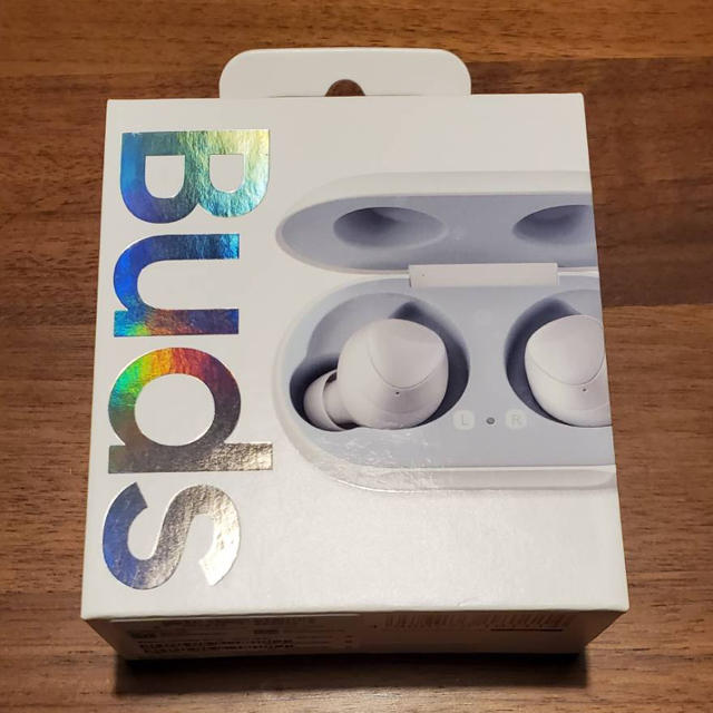 SAMSUNG(サムスン)のGalaxy buds ワイヤレスイヤホン　白　新品 スマホ/家電/カメラのオーディオ機器(ヘッドフォン/イヤフォン)の商品写真