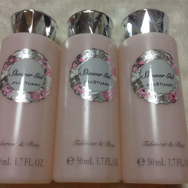 JILLSTUART(ジルスチュアート)のジルスチュアート シャワージェル ミニサイズセット コスメ/美容のボディケア(ボディソープ/石鹸)の商品写真