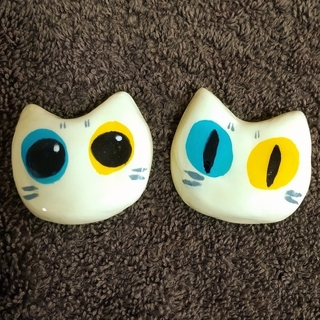【ハンドメイド】白猫ブローチ2個セット(オッドアイ)(コサージュ/ブローチ)