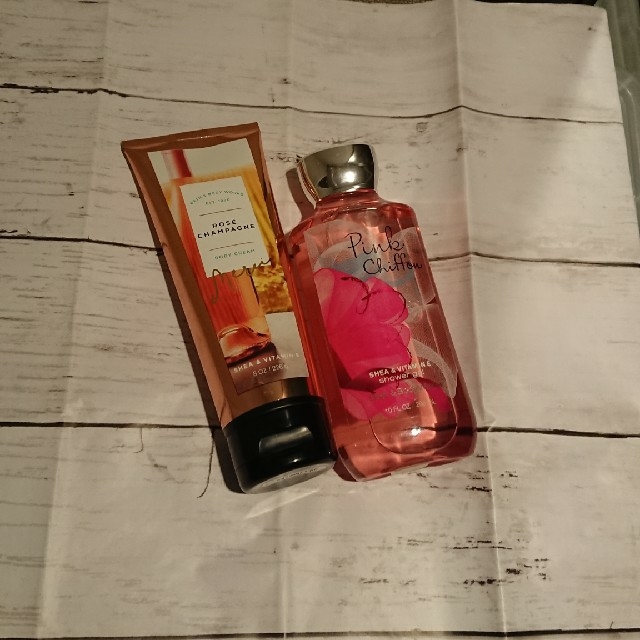 Bath & Body Works(バスアンドボディーワークス)のbath&body works シャワージェル&ボディクリームセット コスメ/美容のボディケア(ボディソープ/石鹸)の商品写真