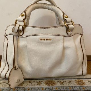 ミュウミュウ(miumiu)のmiumiu 白　ショルダー付　バッグ(ショルダーバッグ)