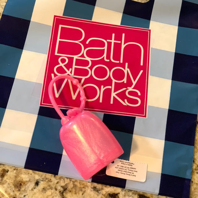 Bath & Body Works(バスアンドボディーワークス)のハンド除菌ジェル用　ホルダー　メタルピンク インテリア/住まい/日用品の日用品/生活雑貨/旅行(日用品/生活雑貨)の商品写真