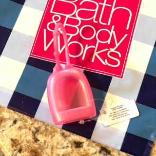 バスアンドボディーワークス(Bath & Body Works)のハンド除菌ジェル用　ホルダー　メタルピンク(日用品/生活雑貨)