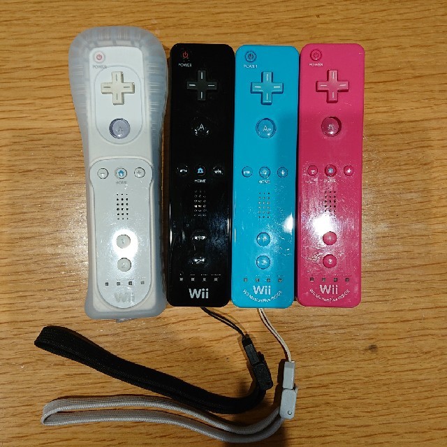 Wii(ウィー)の(中古)Wiiリモコン 2色セット (ストラップ1個) エンタメ/ホビーのゲームソフト/ゲーム機本体(家庭用ゲーム機本体)の商品写真