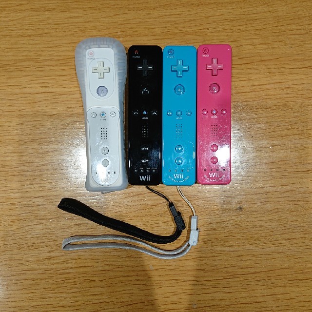 Wii(ウィー)の(中古)Wiiリモコン 2色セット (ストラップ1個) エンタメ/ホビーのゲームソフト/ゲーム機本体(家庭用ゲーム機本体)の商品写真