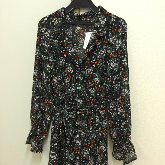 kids 花柄ガウンワンピース 黒 140 キッズ/ベビー/マタニティのキッズ服女の子用(90cm~)(ワンピース)の商品写真