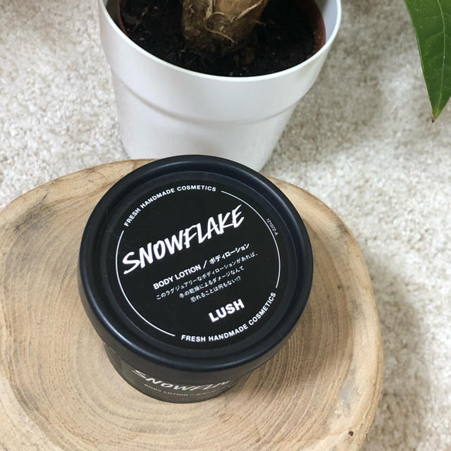 LUSH(ラッシュ)のLUSH スノーフレーク　ボディーローション コスメ/美容のボディケア(ボディローション/ミルク)の商品写真