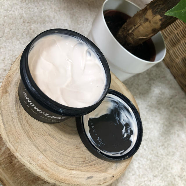 LUSH(ラッシュ)のLUSH スノーフレーク　ボディーローション コスメ/美容のボディケア(ボディローション/ミルク)の商品写真