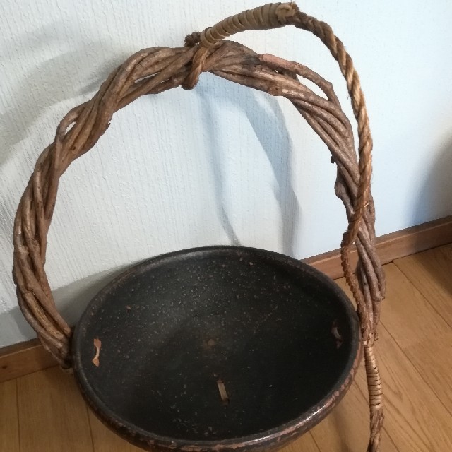 陶器とつるの吊り下げ飾り鉢