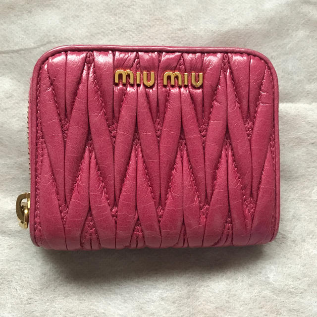 miumiu(ミュウミュウ)のまろみ様　ミュウミュウ　ミニ財布 レディースのファッション小物(財布)の商品写真
