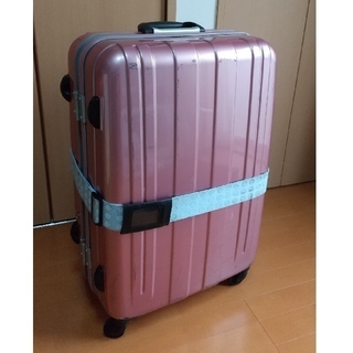 スーツケースピンク 水玉水色ベルトつき(スーツケース/キャリーバッグ)