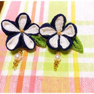 つまみ細工　お花のピアス（紺＆白）(ピアス)