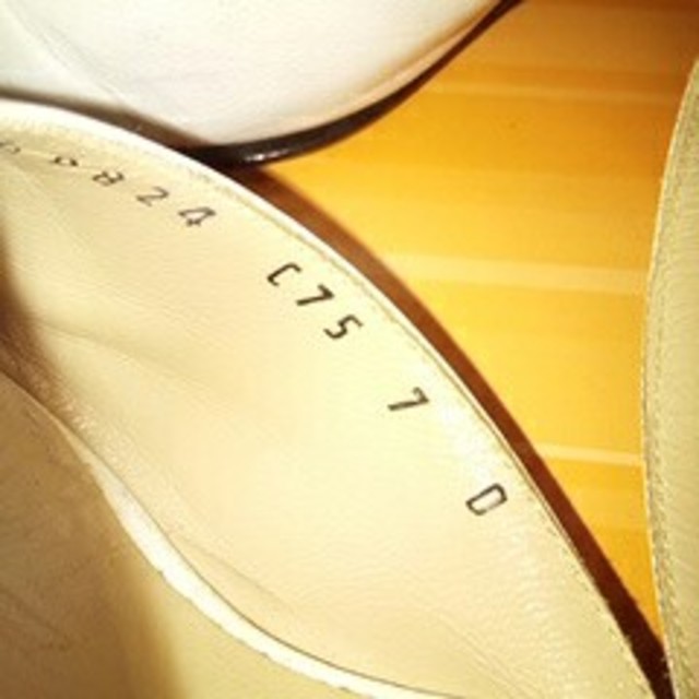 Salvatore Ferragamo(サルヴァトーレフェラガモ)のフェラガモ　白　サンダル　7cmヒール レディースの靴/シューズ(サンダル)の商品写真