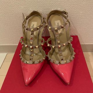 ヴァレンティノ(VALENTINO)のValentino ロックスタッズパンプス ピンク(ハイヒール/パンプス)