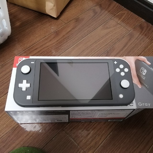 Nintendo Switch(ニンテンドースイッチ)のSwitchグレー　どうぶつの森ソフト エンタメ/ホビーのゲームソフト/ゲーム機本体(家庭用ゲーム機本体)の商品写真