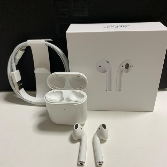 Apple(アップル)の値下げ！20000→15000 Apple AirPodsエアポッズ 第2世代 スマホ/家電/カメラのオーディオ機器(ヘッドフォン/イヤフォン)の商品写真