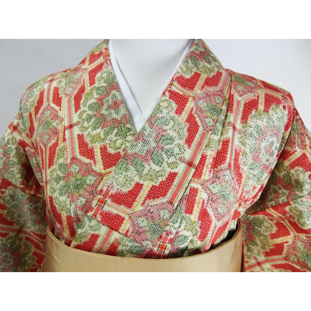 紬着物　十日町紬　可愛いアラベスク文様　正絹 レディースの水着/浴衣(着物)の商品写真