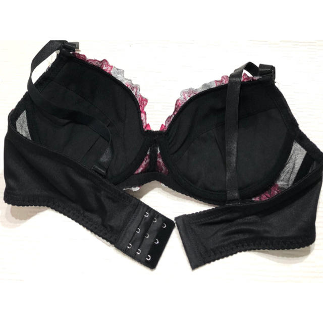 ブラジャー＆ショーツ♡F85☆黒×ピンクRoseのケミカルレースが可愛い♡ レディースの下着/アンダーウェア(ブラ&ショーツセット)の商品写真