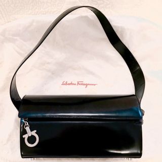 フェラガモ(Ferragamo)のフェラガモFerragamo エナメルバッグ(ショルダーバッグ)